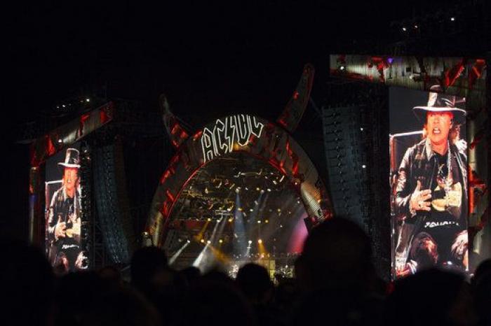 La prensa elogia con unanimidad el debut de Axl Rose con AC/DC