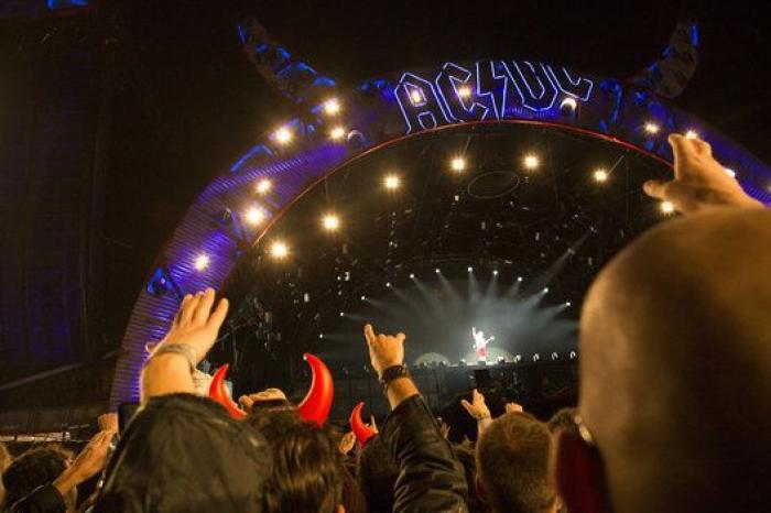 La prensa elogia con unanimidad el debut de Axl Rose con AC/DC