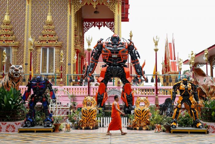 Un templo budista coloca dos inmensos Transformers en su puerta para atraer visitantes
