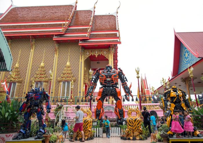 Un templo budista coloca dos inmensos Transformers en su puerta para atraer visitantes