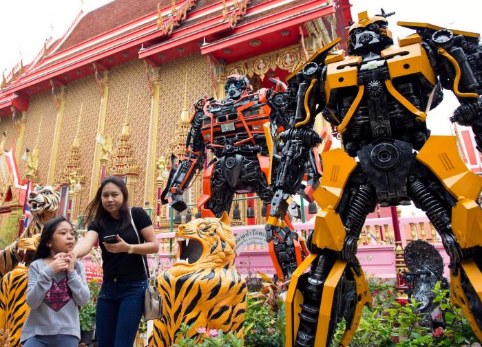 Un templo budista coloca dos inmensos Transformers en su puerta para atraer visitantes