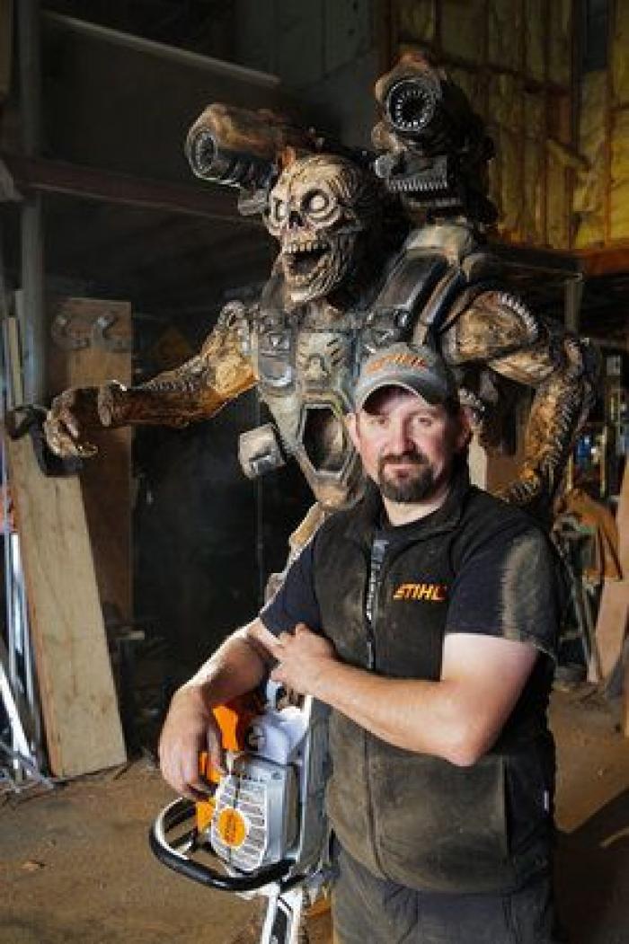 La brutal escultura de 'DOOM' tallada con una motosierra