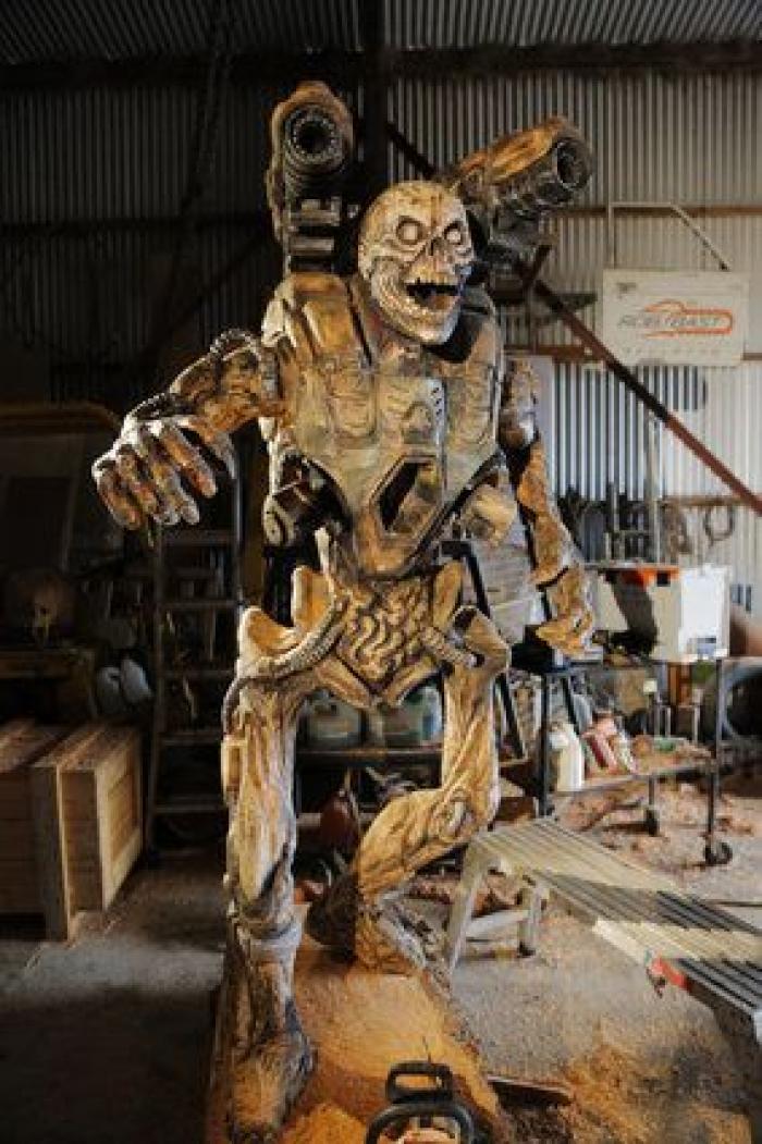 La brutal escultura de 'DOOM' tallada con una motosierra