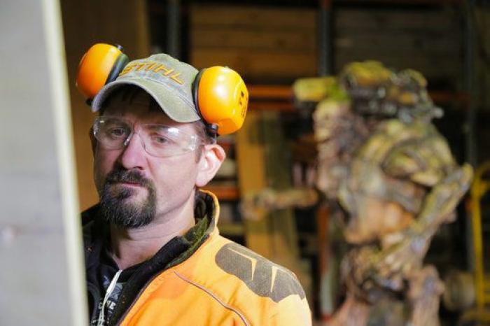 La brutal escultura de 'DOOM' tallada con una motosierra