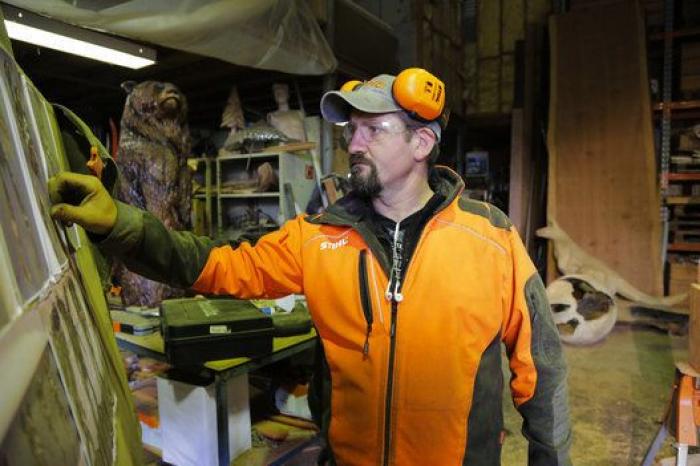 La brutal escultura de 'DOOM' tallada con una motosierra