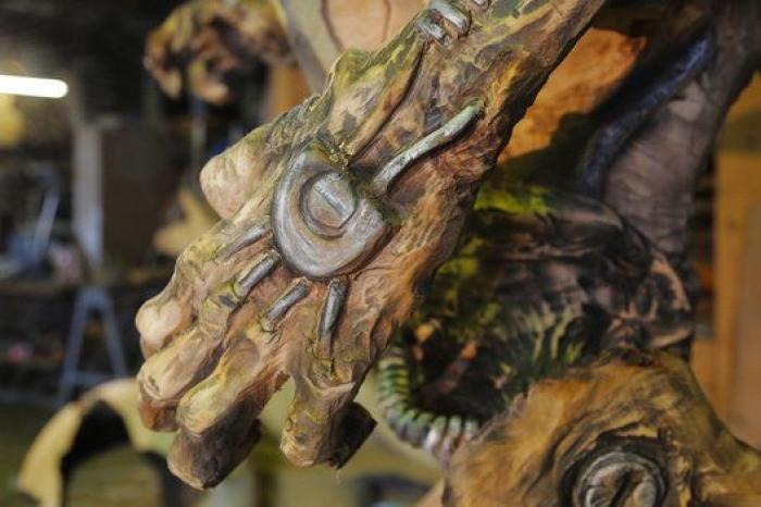 La brutal escultura de 'DOOM' tallada con una motosierra