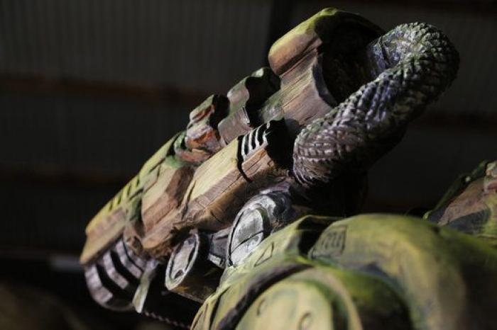 La brutal escultura de 'DOOM' tallada con una motosierra