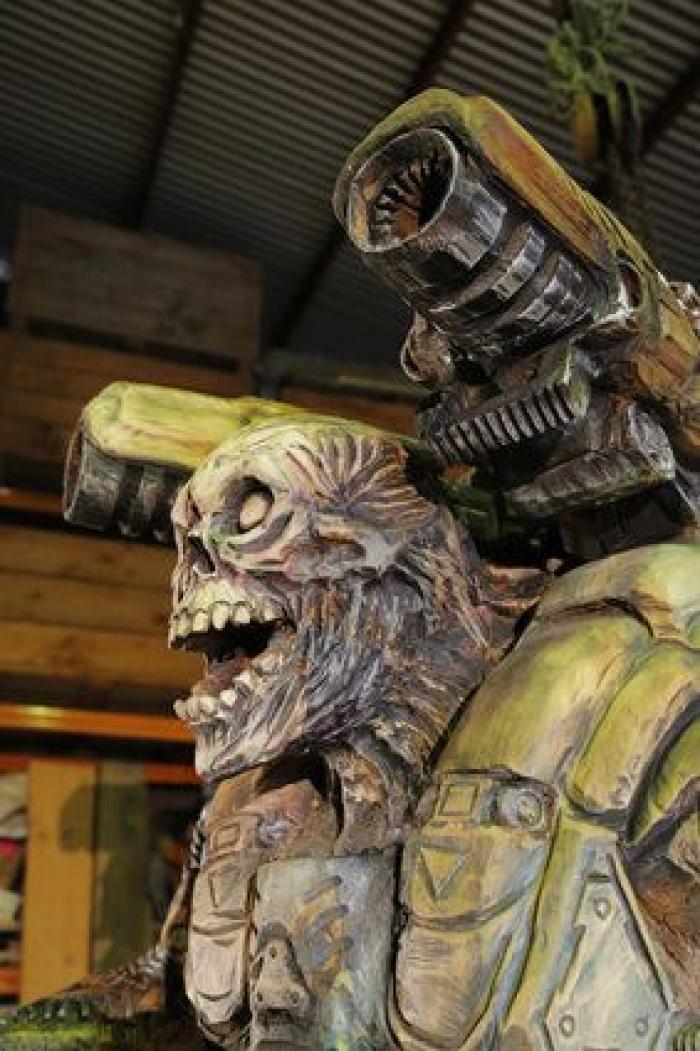 La brutal escultura de 'DOOM' tallada con una motosierra