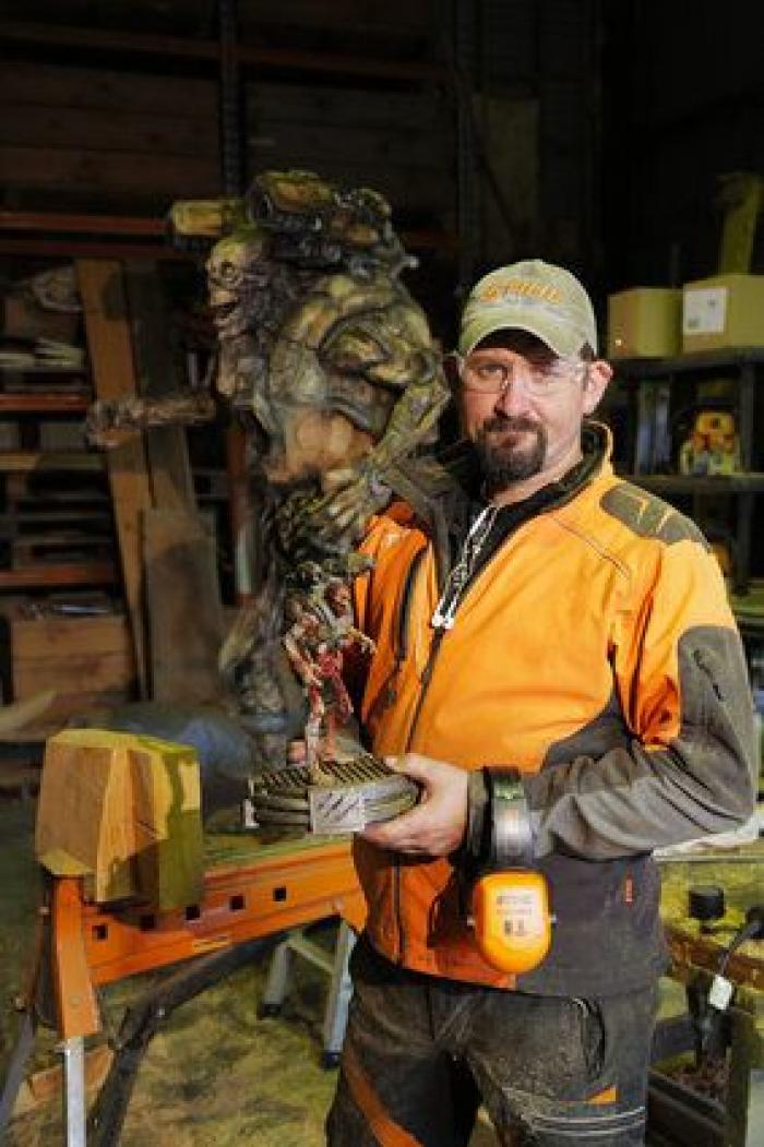 La brutal escultura de 'DOOM' tallada con una motosierra