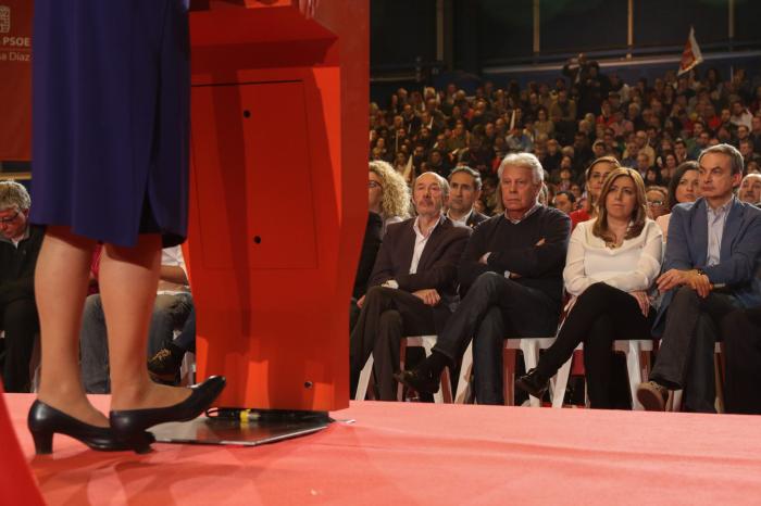 Detrás de los focos de la candidatura de Díaz: 'Carma', la falsa sobrina de Guerra y un 'hit' de Izal