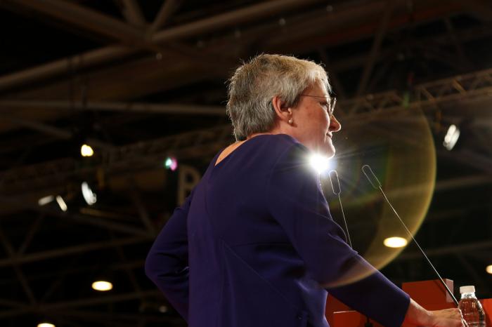 Detrás de los focos de la candidatura de Díaz: 'Carma', la falsa sobrina de Guerra y un 'hit' de Izal