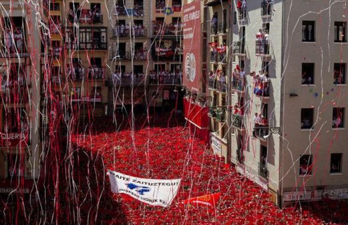 "¡Pamplonesas, pamploneses!": las mejores imágenes del chupinazo 2016