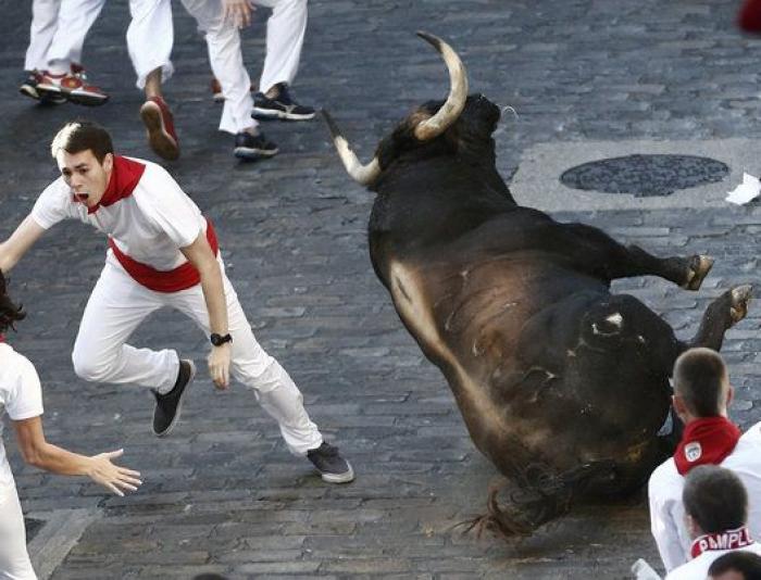 Una manada estirada de Fuente Ymbro crea emoción en el primer encierro 2016