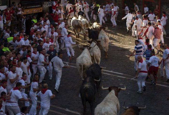 Una manada estirada de Fuente Ymbro crea emoción en el primer encierro 2016