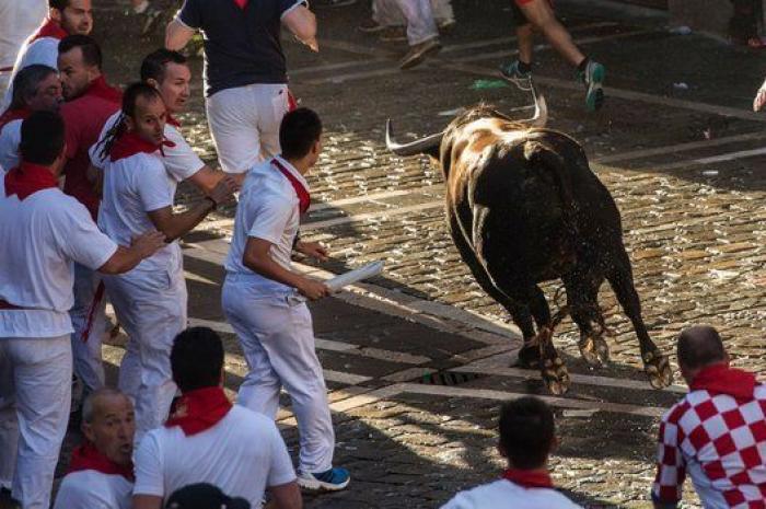 Una manada estirada de Fuente Ymbro crea emoción en el primer encierro 2016