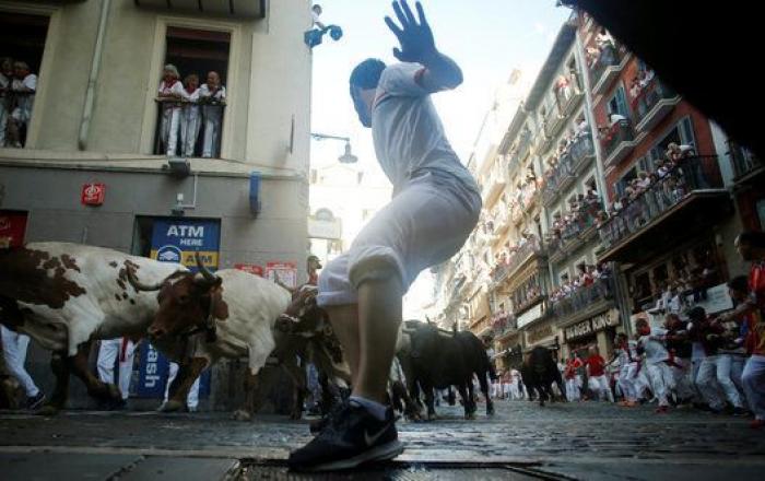 Una manada estirada de Fuente Ymbro crea emoción en el primer encierro 2016