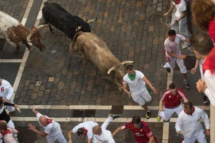Una manada estirada de Fuente Ymbro crea emoción en el primer encierro 2016
