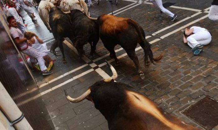 Una manada estirada de Fuente Ymbro crea emoción en el primer encierro 2016
