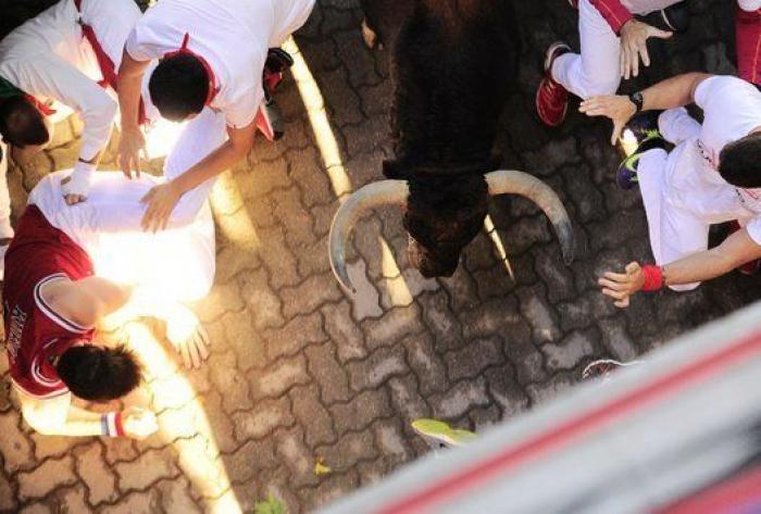Una manada estirada de Fuente Ymbro crea emoción en el primer encierro 2016