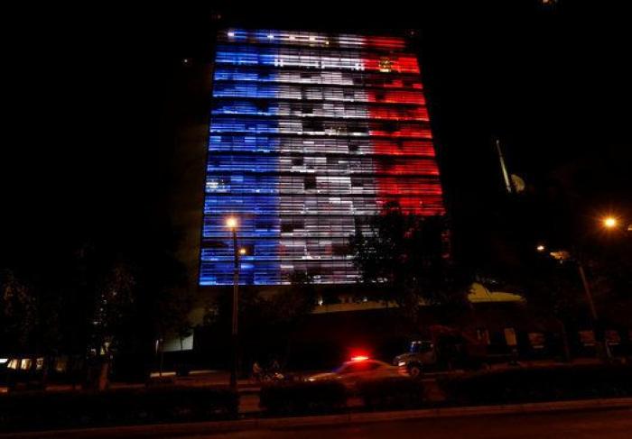 Los colores de Francia y las ofrendas adornan monumentos y embajadas francesas