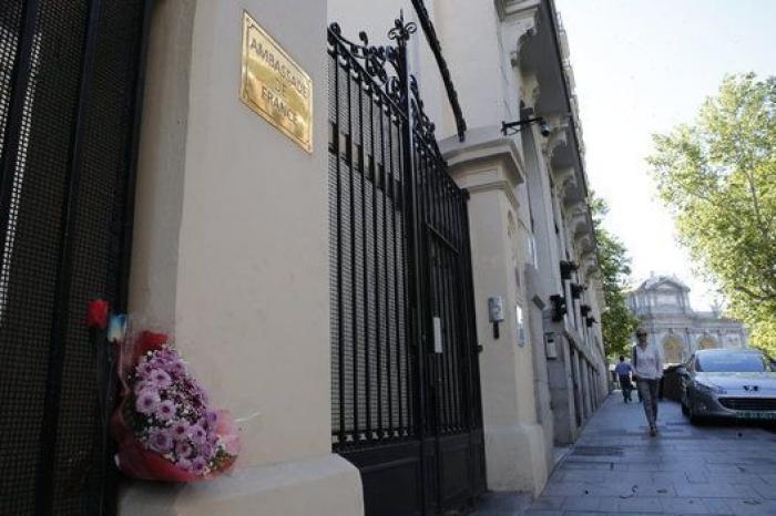Los colores de Francia y las ofrendas adornan monumentos y embajadas francesas