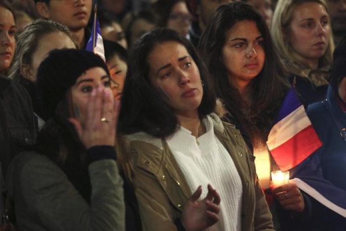 Los colores de Francia y las ofrendas adornan monumentos y embajadas francesas