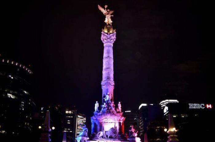Los colores de Francia y las ofrendas adornan monumentos y embajadas francesas