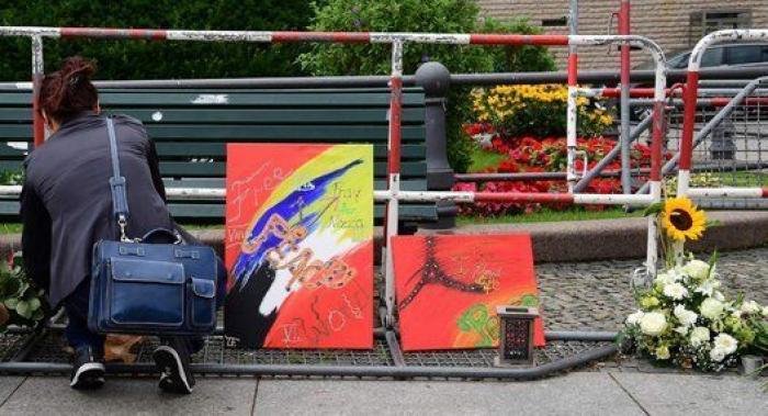 Los colores de Francia y las ofrendas adornan monumentos y embajadas francesas