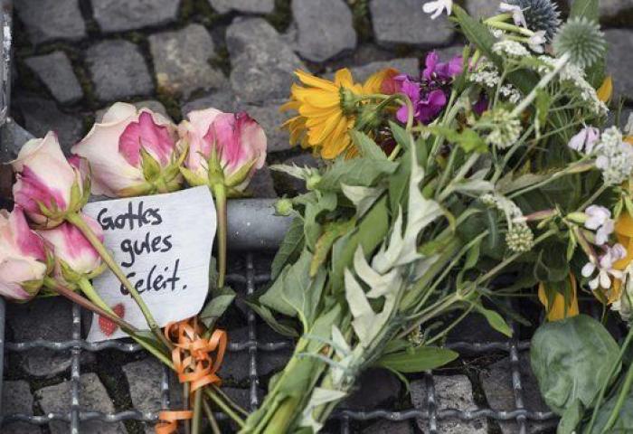 Los colores de Francia y las ofrendas adornan monumentos y embajadas francesas