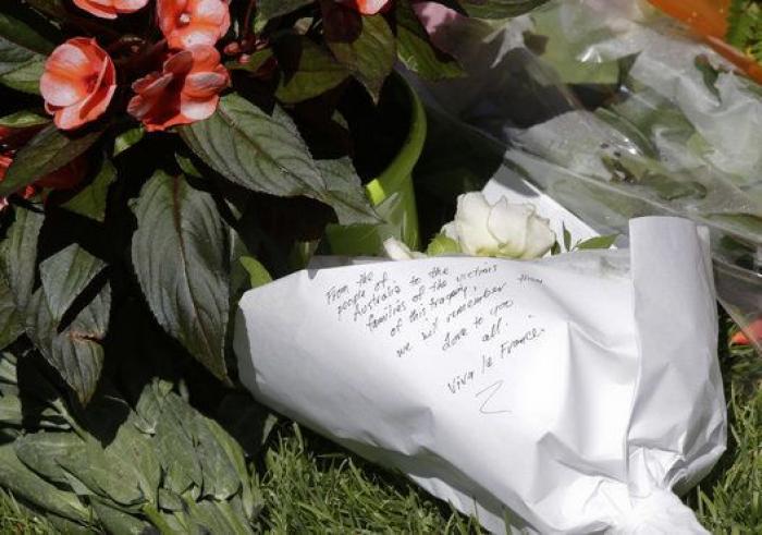 Los colores de Francia y las ofrendas adornan monumentos y embajadas francesas