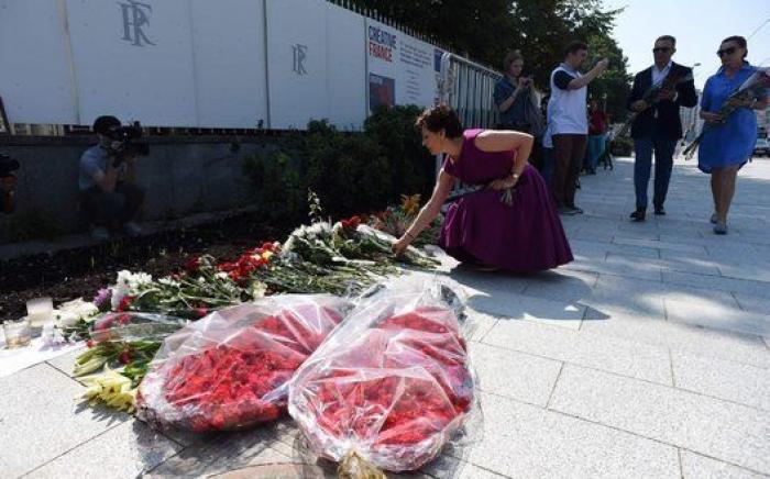 Los colores de Francia y las ofrendas adornan monumentos y embajadas francesas