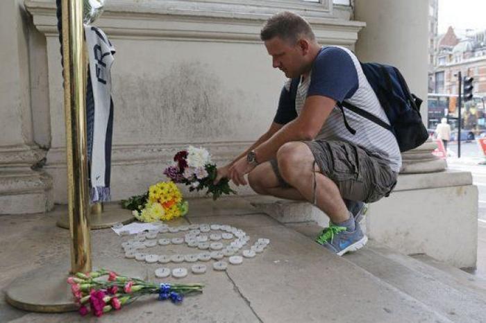 Los colores de Francia y las ofrendas adornan monumentos y embajadas francesas