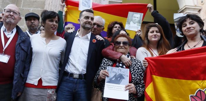 Andalucía aprueba la pionera Ley de Memoria Democrática