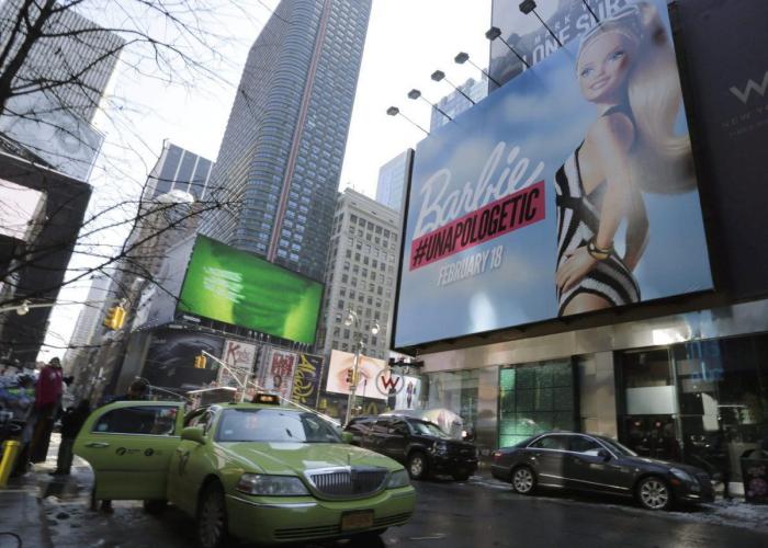 Sports Illustrated especial bañador: Barbie vs supermodelos en la 50 edición (FOTOS)