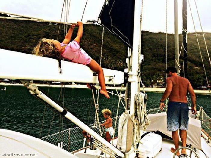 Las increíbles fotos de unos padres y sus tres hijos que viven a bordo de un barco