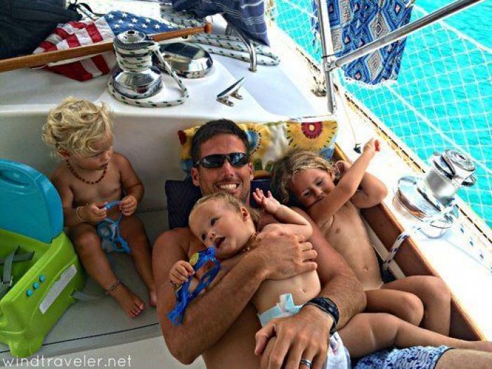 Las increíbles fotos de unos padres y sus tres hijos que viven a bordo de un barco