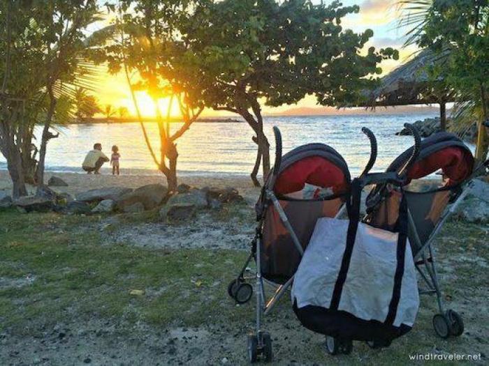 Las increíbles fotos de unos padres y sus tres hijos que viven a bordo de un barco