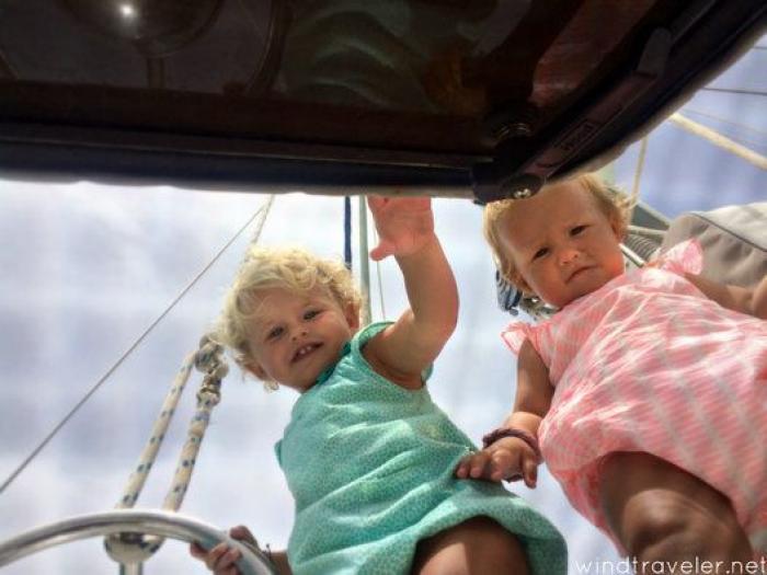 Las increíbles fotos de unos padres y sus tres hijos que viven a bordo de un barco