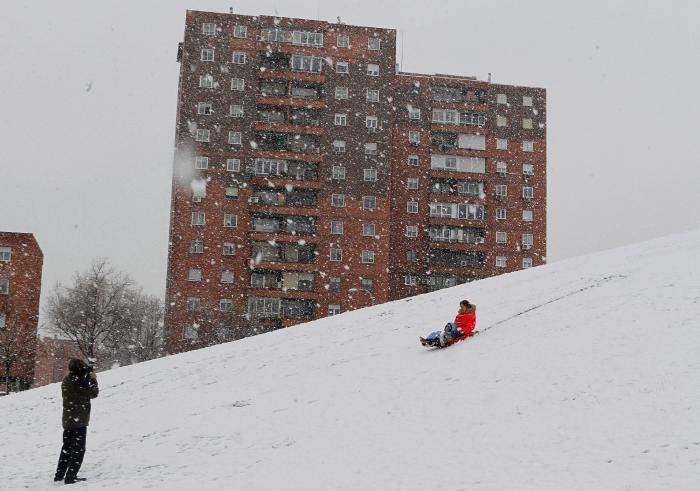 La nieve cuaja en Madrid y causa restricciones de tráfico, suspensión de clases y retrasos en vuelos