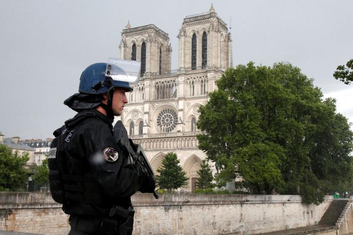 Neutralizado un hombre tras atacar con un martillo a un policía frente a Notre Dame en París