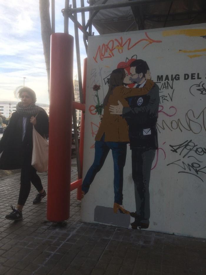 'Amores que no mienten': el artista urbano Tvboy representa así los posibles pactos en Cataluña.