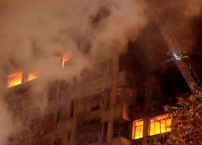 Espectacular derrumbe de un edificio de 24 pisos en Sao Paulo tras un incendio