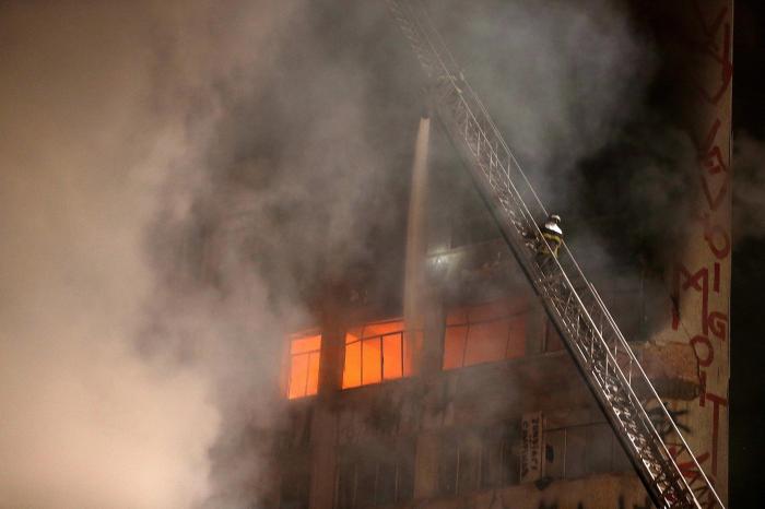 Espectacular derrumbe de un edificio de 24 pisos en Sao Paulo tras un incendio