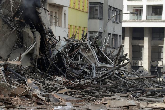 Espectacular derrumbe de un edificio de 24 pisos en Sao Paulo tras un incendio