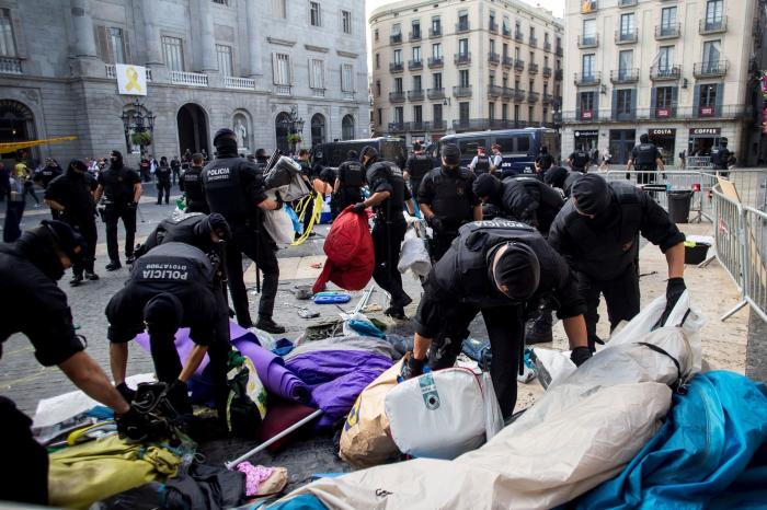 Los Mossos retiran la acampada independentista de la plaza de Sant Jaume