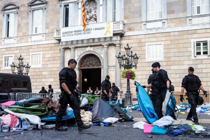 Los Mossos retiran la acampada independentista de la plaza de Sant Jaume