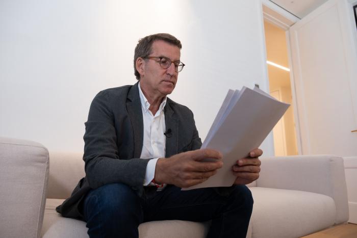 Preguntan a Garamendi (CEOE) si está más cómodo con Feijóo que con Sánchez y acaba diciendo esto