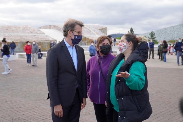 Preguntan a Garamendi (CEOE) si está más cómodo con Feijóo que con Sánchez y acaba diciendo esto