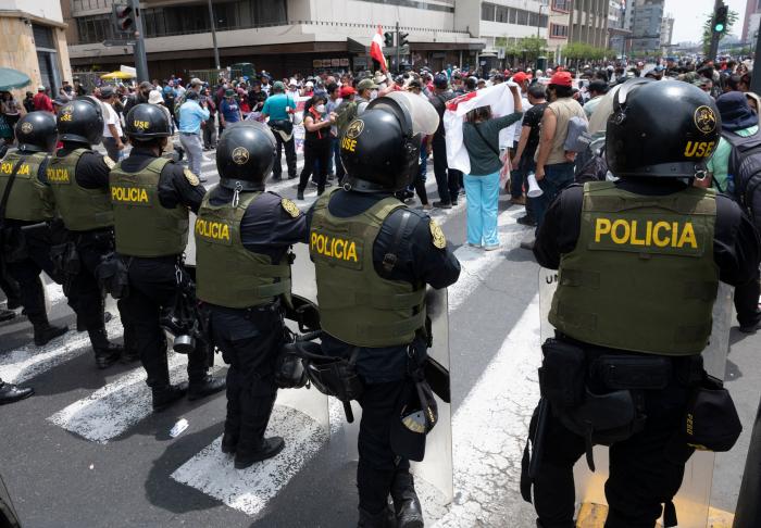 Turistas y locales, dos visiones de Perú: "Fue como salir de la guerra", "es una herida abierta"