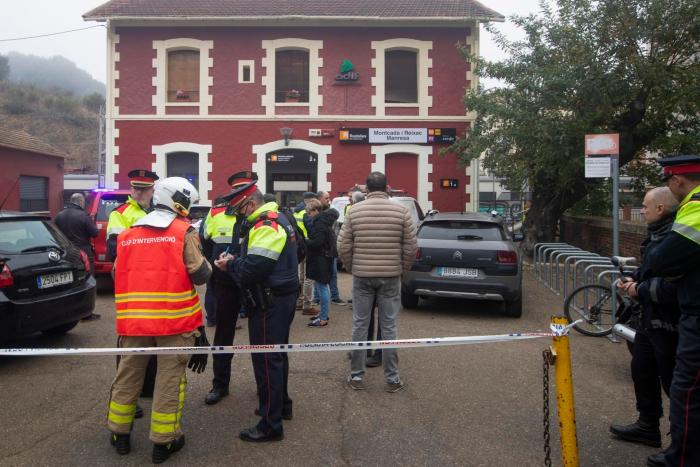Miedo y confusión en el choque de trenes en Barcelona: "No nos merecemos este servicio"